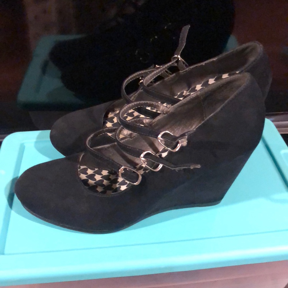 Shoes - Picture 3 of 7